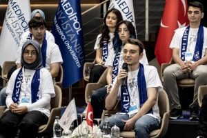 Yükseköğretim Kurumları Sınavı'nda (YKS) farklı puan türlerinde Türkiye birincisi olan 5 öğrenci İstanbul Medipol Üniversitesi'ne yerleşti ve düzenlenen basın toplantısı ile birinciler tanıtıldı. Toplantıda öğrencilerden Namık Emre Acar (sağda) konuşma yaptı. ( Şebnem Coşkun - Anadolu Ajansı )